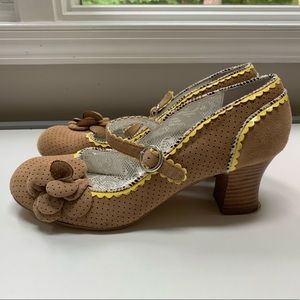 Poetic license tan and yellow Mary Jane heels 9
